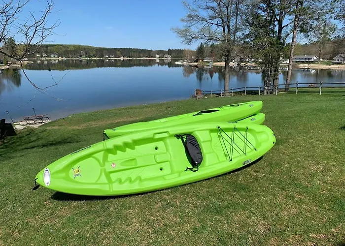 5Br Lakefront Getaway With Hot Tub