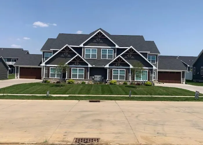 Charming Condo In Bettendorf