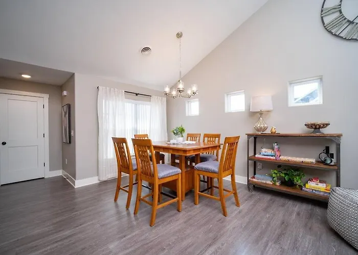 Charming Condo In Bettendorf