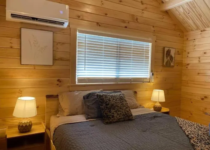 Serene 1Br Cabin Near Nc Z00 With Loft & Waterview