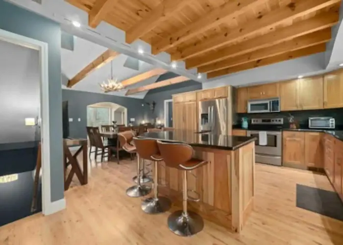 Sunset Cove Lakefront Luxury Lodge With Private Dock