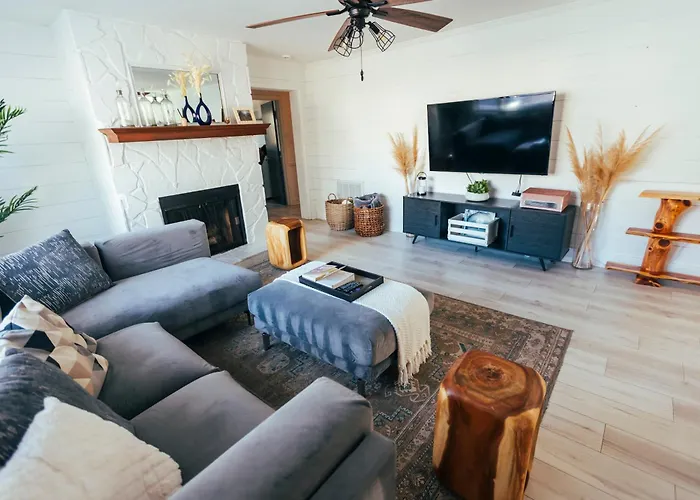 Cozy Family-Friendly Home W/ Fenced-In Backyard