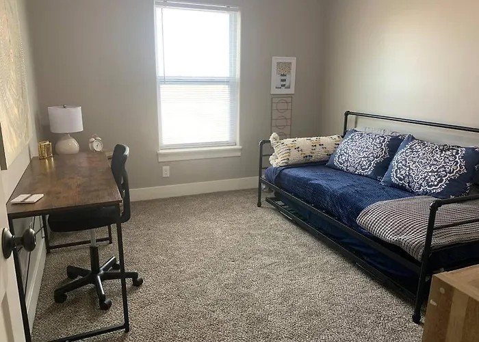 Modern 3-Bedroom Condo With Gas Fireplace