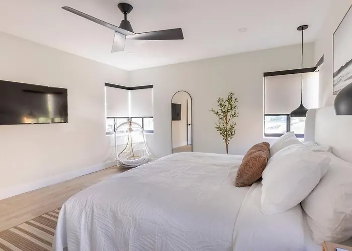 Modern Beach Home, Family Friendly, Heated Pool