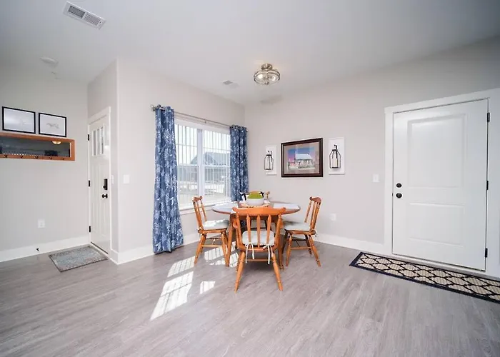 Main Floor Cozy 2 Bedroom Condo In Bettendorf