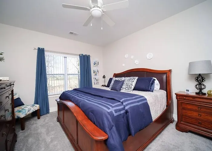 Main Floor Cozy 2 Bedroom Condo In Bettendorf