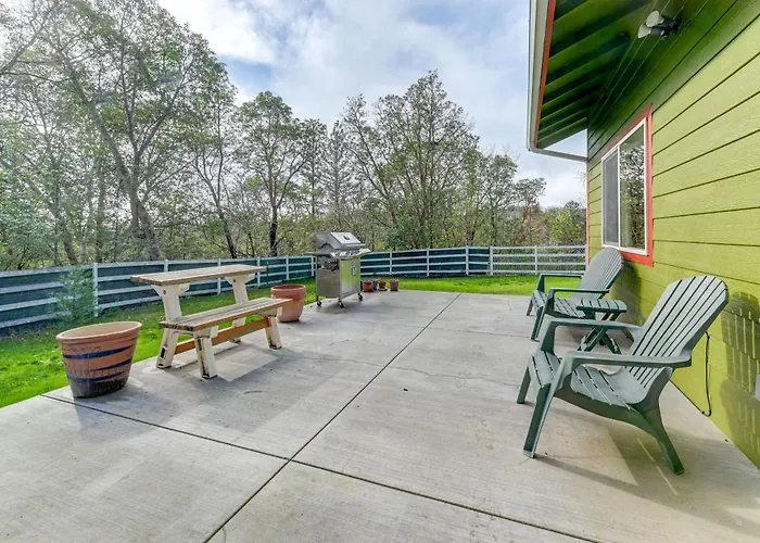 Charming Grants Pass Cottage W/ Patio & Gas Grill!