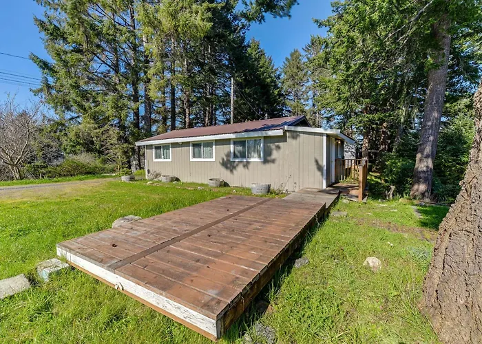 Fish On-Site & Explore Coos Bay! Creekfront Cabin