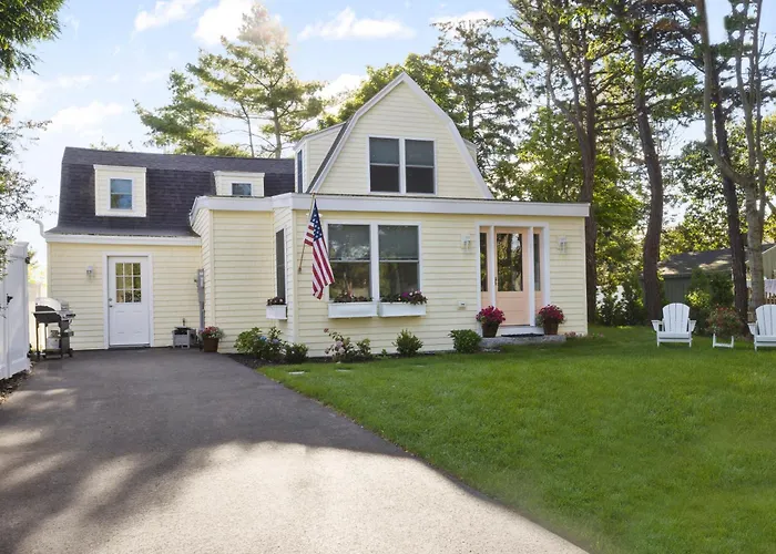 Spacious Beachside 4Br, Pine Point Getaway