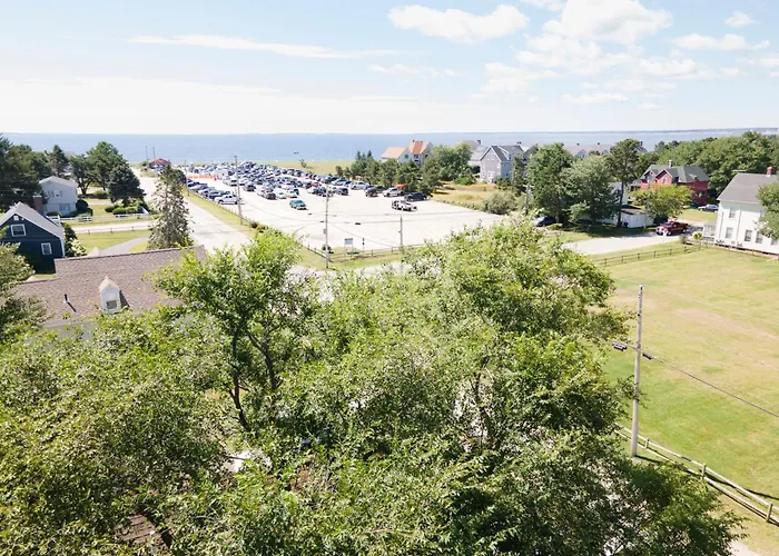 Spacious Beachside 4Br, Pine Point Getaway