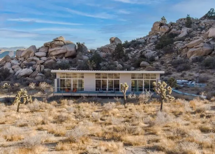 Hi-Desert Fade- Surrounded By Boulders W Cold Tub