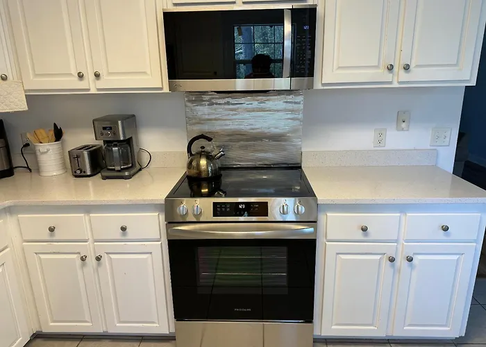 Waterfront Newly Renovated And Decorated 3Brs Home