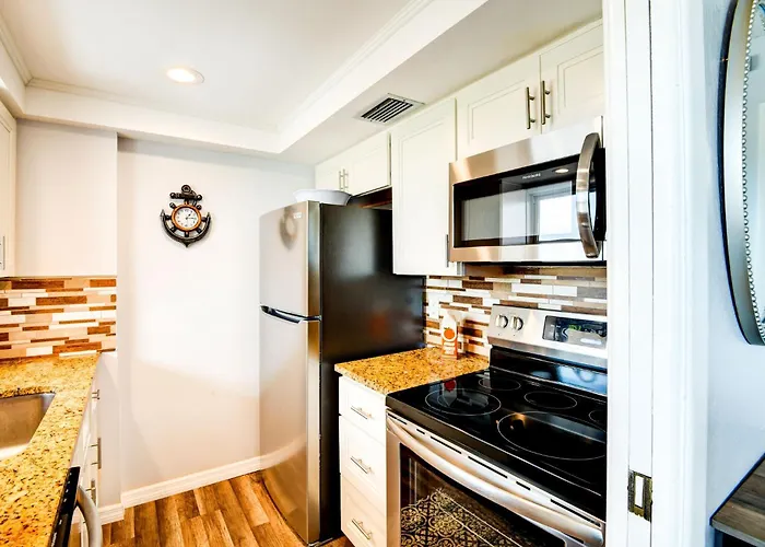 Venice Beach Views - 2 Bedroom