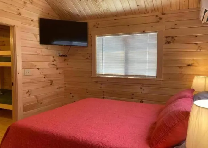 Unique Cabin Near Surf City With Loft And Parking