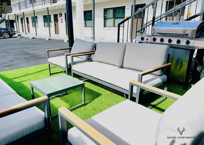 Modern Luxe Studio - Free Gated Parking - King Bed