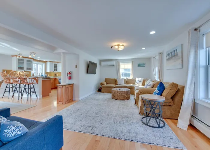 Downtown Ogunquit Home: 1 Mi To Beach!