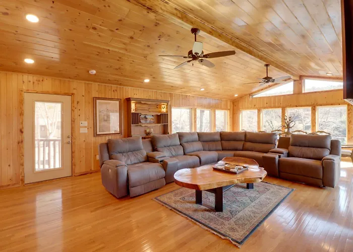 Family-Friendly Riverfront Manor On The Little Red