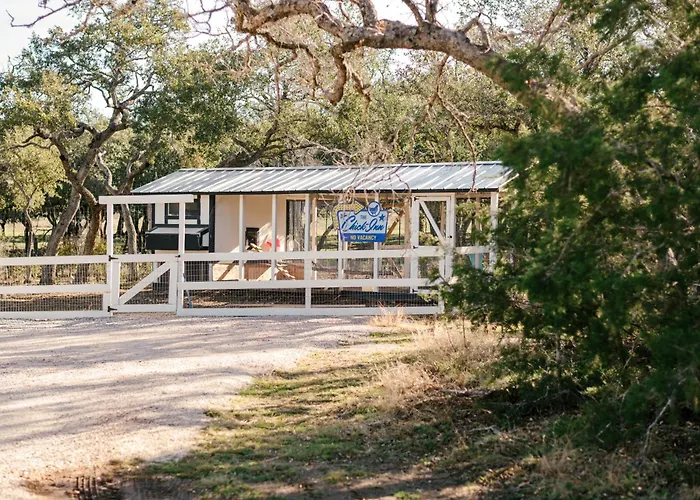 Step Free Entrance-Wolfe Cottage At Wrenwood Ranch, King Bed