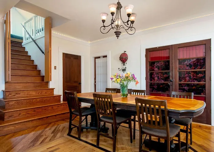The Golden Parlor- Historic Victorian, Hot Tub