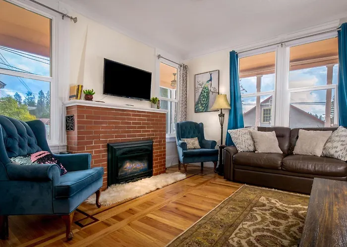 The Golden Parlor- Historic Victorian, Hot Tub
