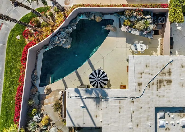 Private Pool, Stunning Mountain Views, Corner Condo, Fully Solar Powered!