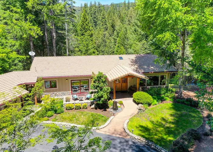 Lux, Designer 8-Acre Retreat With Private Creek