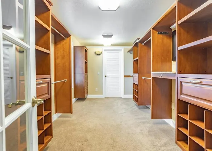 Spacious 6 Bedroom Extended Stay