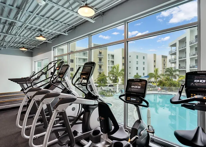 Waterside Retreat: Modern 2Br, Mins To Beach & Apt