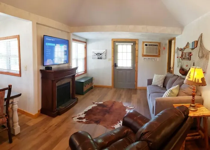 Lakeside Retreat - Romantic Cabin - Resort Pool, Dock, Fire Pit!