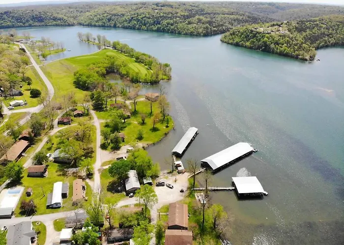 Lakeside Retreat - Romantic Cabin - Resort Pool, Dock, Fire Pit!