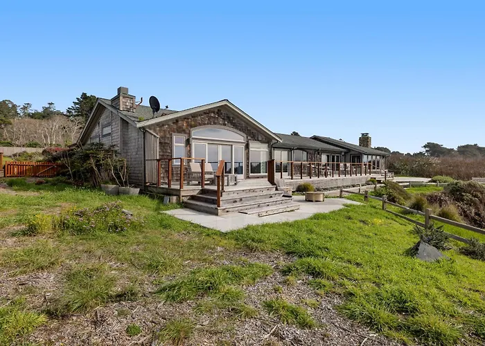Luxe Remodeled Oceanfront Home On The Bluff