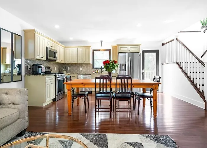 East Atlanta / Decatur Retreat With Fire-Pit