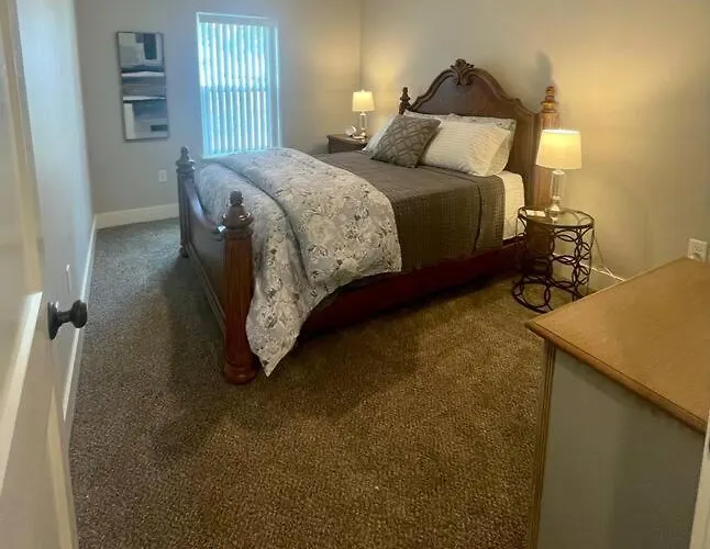 Main Floor 2 Bedroom Condo In Bettendorf