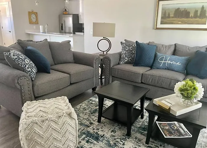 Main Floor 2 Bedroom Condo In Bettendorf