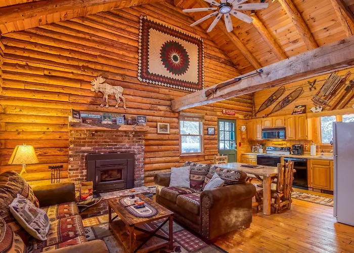 Family-Focused & Pet-Friendly Log Cabin With 4Br 2Ba Sleeps 10