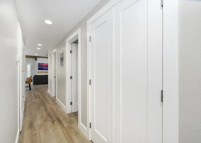 Brand New Modern Home By The Beach With Patio & Bbq