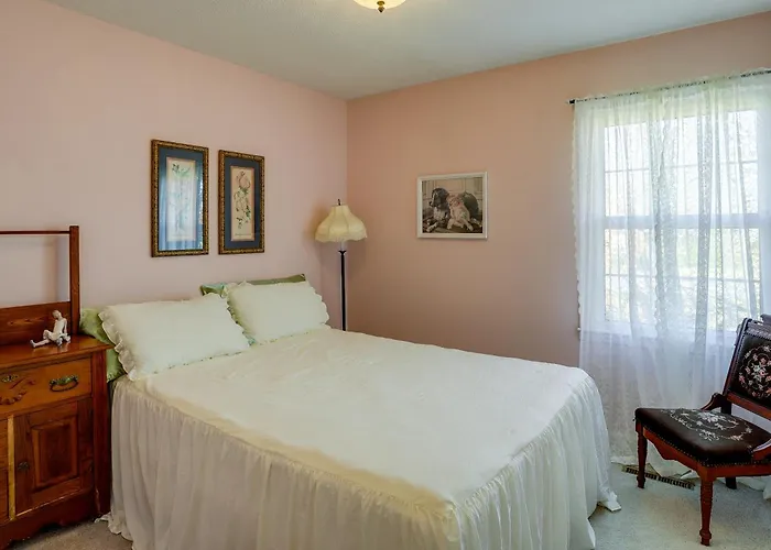 Charming Paris Home W/ Porch: Hunt + Unwind!
