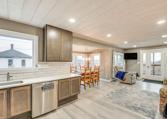 Cozy Maine Getaway: Covered Deck, Walk To Beach!