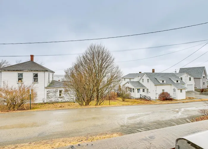 Cozy Maine Getaway: Covered Deck, Walk To Beach!