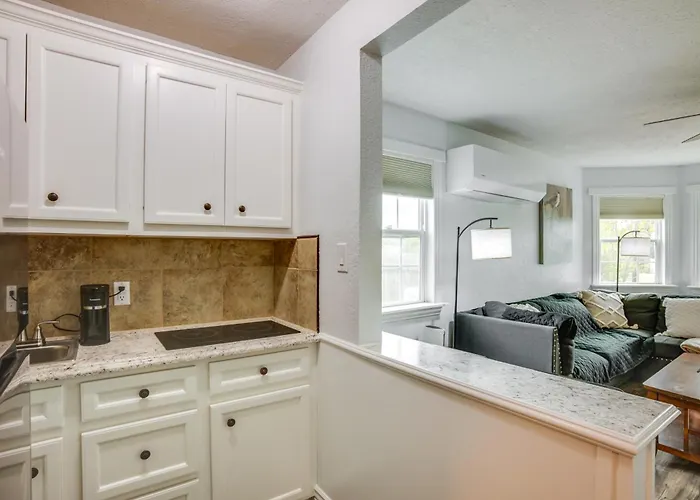 < 1 Mi To Downtown Conroe: Charming Apartment