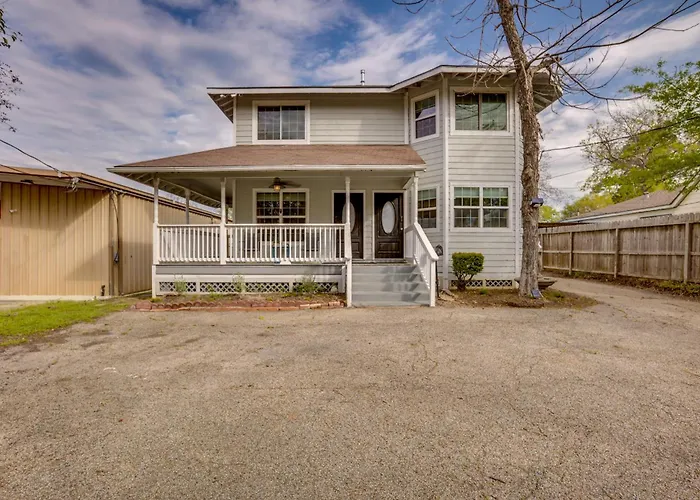 < 1 Mi To Downtown Conroe: Charming Apartment
