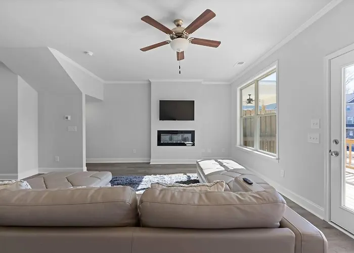 Luxury 2 Bedrooms, 2.5 Baths