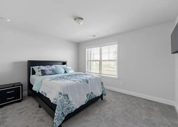 Luxury 2 Bedrooms, 2.5 Baths
