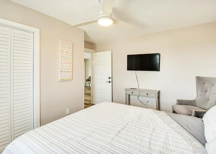 Bright Kitty Hawk Home W/ Hot Tub, Walk To Beach!