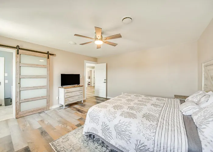 Bright Kitty Hawk Home W/ Hot Tub, Walk To Beach!