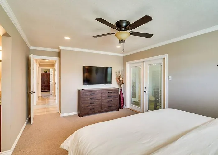 Hot Tub - Beautifully Renovated Home In West Texas