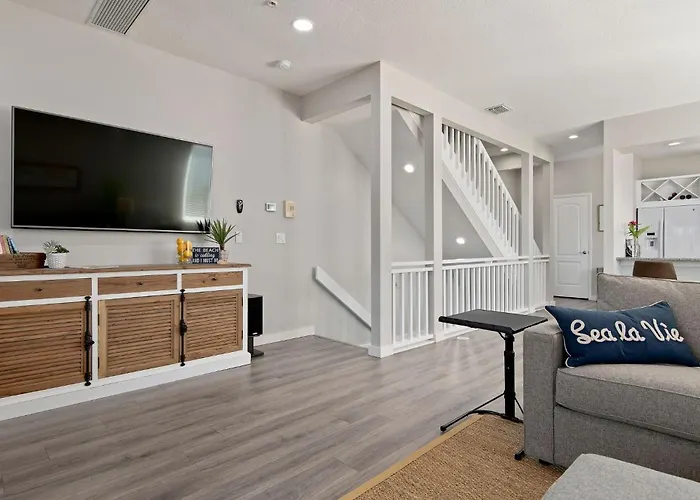 The Tree House! Beautiful Townhome In Longboat Key With Great Amenities Surrounded By Nature!