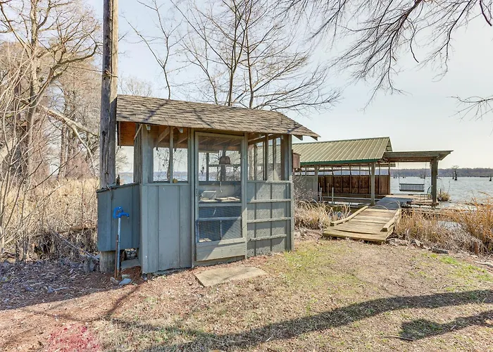 Boat Dock On Reelfoot Lake: Tiptonville Retreat