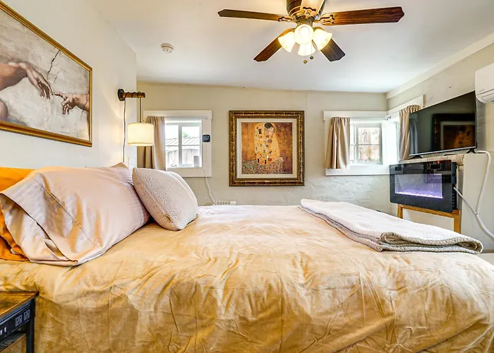 New Mexico Cottage: Private Yard & Hot Tub