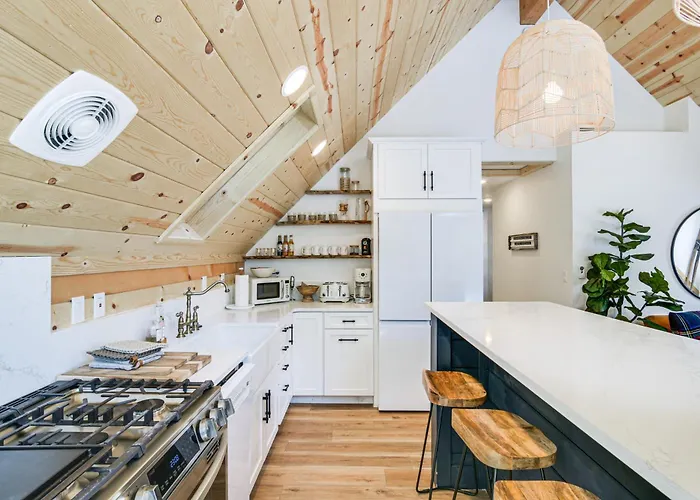 East Shore Peninsula Cabin W/ Pickleball Court